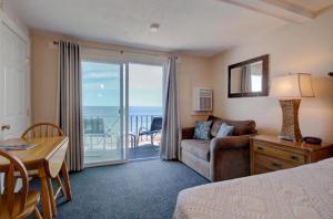 Oceanfront Queen Efficiency Room 32 - Third Floor