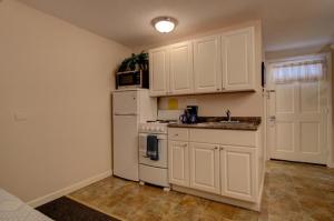 Oceanfront Queen Efficiency Room 32 - Third Floor