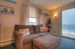 Oceanfront Efficiency Suite - Room 30 - Two full beds, one sofa bed, sleeps 6