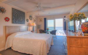 Oceanfront Queen Efficiency Room 37 - Third Floor